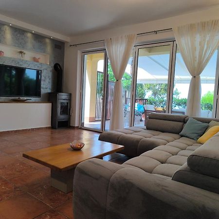 Apartman Emili Malinska Buitenkant foto