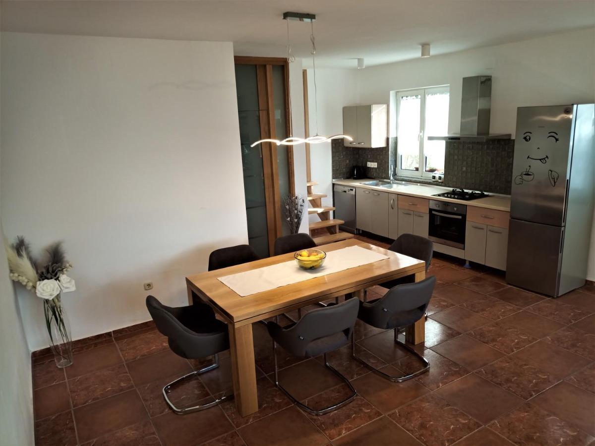 Apartman Emili Malinska Buitenkant foto