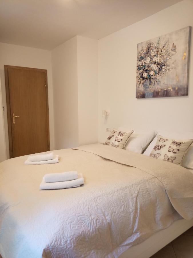 Apartman Emili Malinska Buitenkant foto