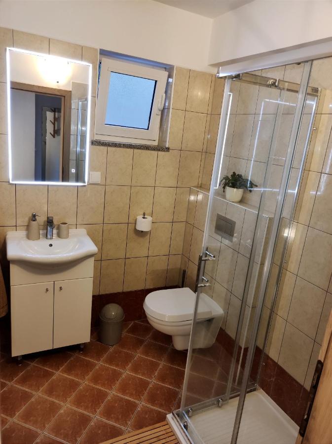 Apartman Emili Malinska Buitenkant foto